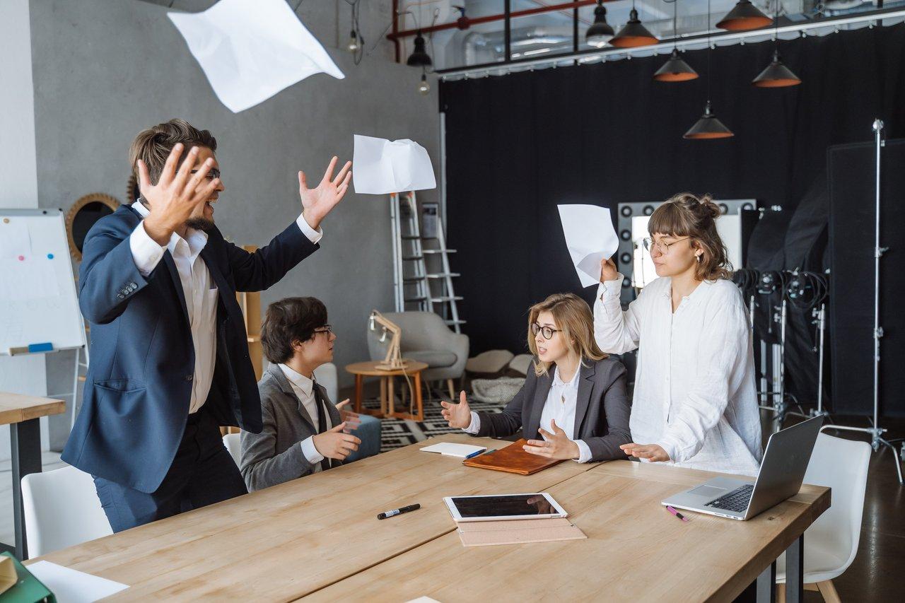 Les 7 pires habitudes en réunion commerciale et comment y mettre fin avec bienveillance