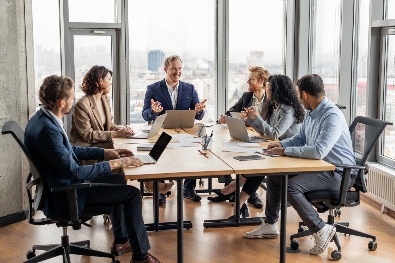 Réunions commerciales hybrides : éviter le tunnel du reporting et engager efficacement l’équipe
