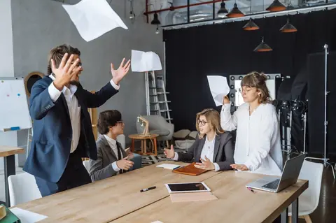 Les 7 pires habitudes en réunion commerciale et comment y mettre fin avec bienveillance