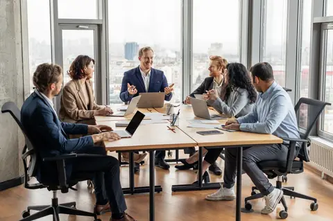 Réunions commerciales hybrides : éviter le tunnel du reporting et engager efficacement l’équipe