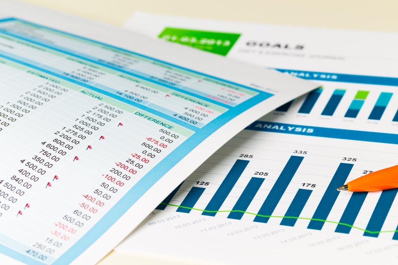 Comparatif des fonctionnalités clés entre Tableau CRM et HubSpot Reporting pour une analyse multi-filiales efficace.