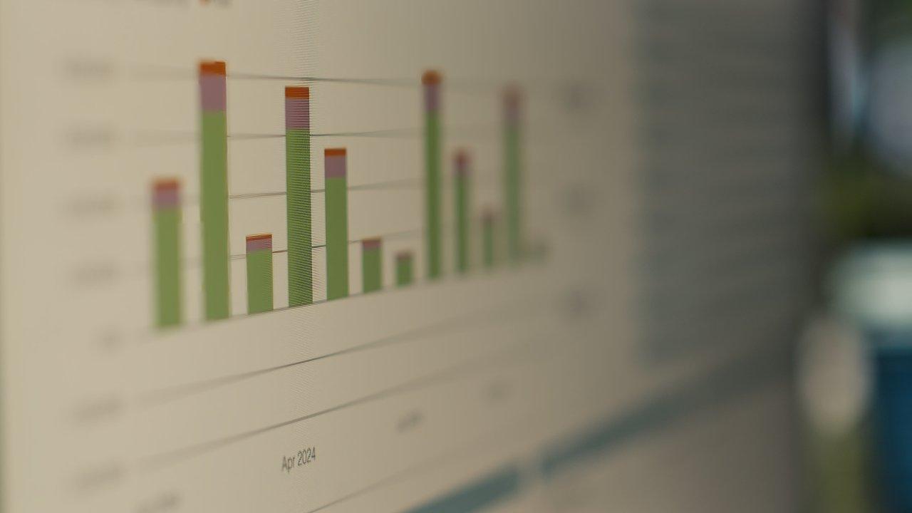 Tableau de bord HubSpot analytics affichant les indicateurs de churn, satisfaction client et pipeline d’upsell en grands comptes B2B.