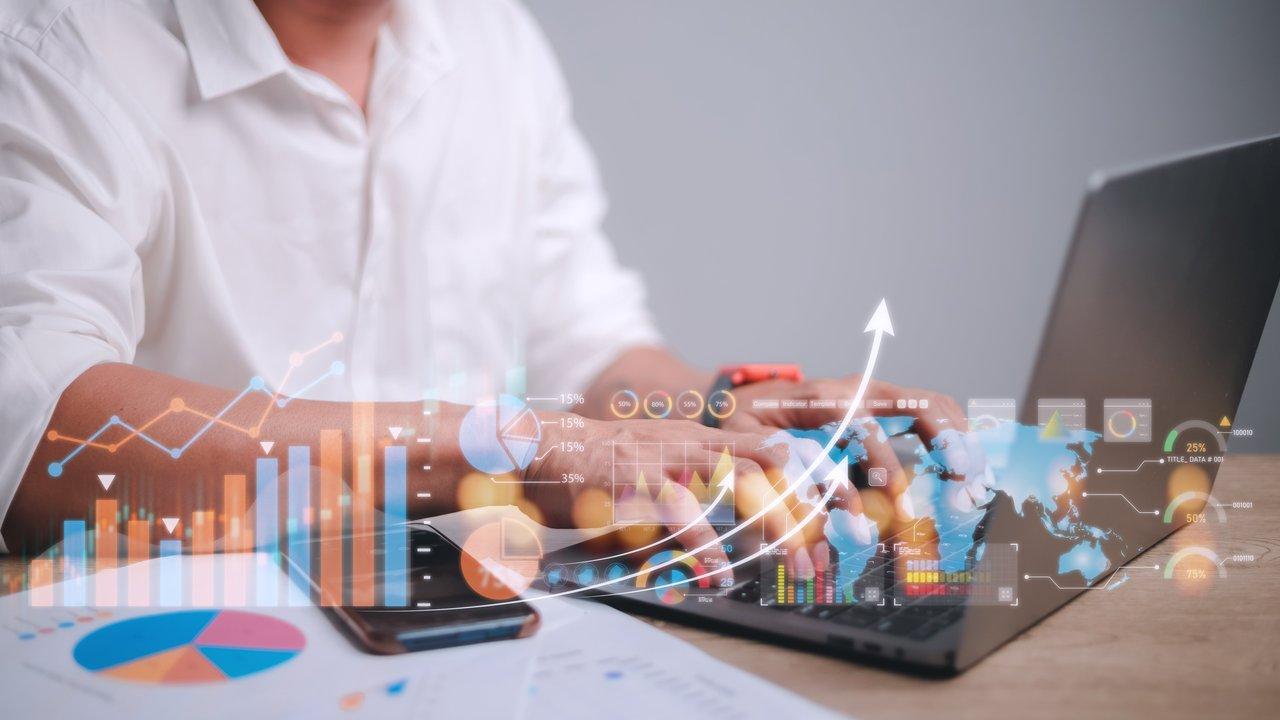 Tableau de bord HubSpot Analytics illustrant la visualisation personnalisée des KPIs commerciaux et du pipeline de ventes, essentiel pour la stratégie commerciale.