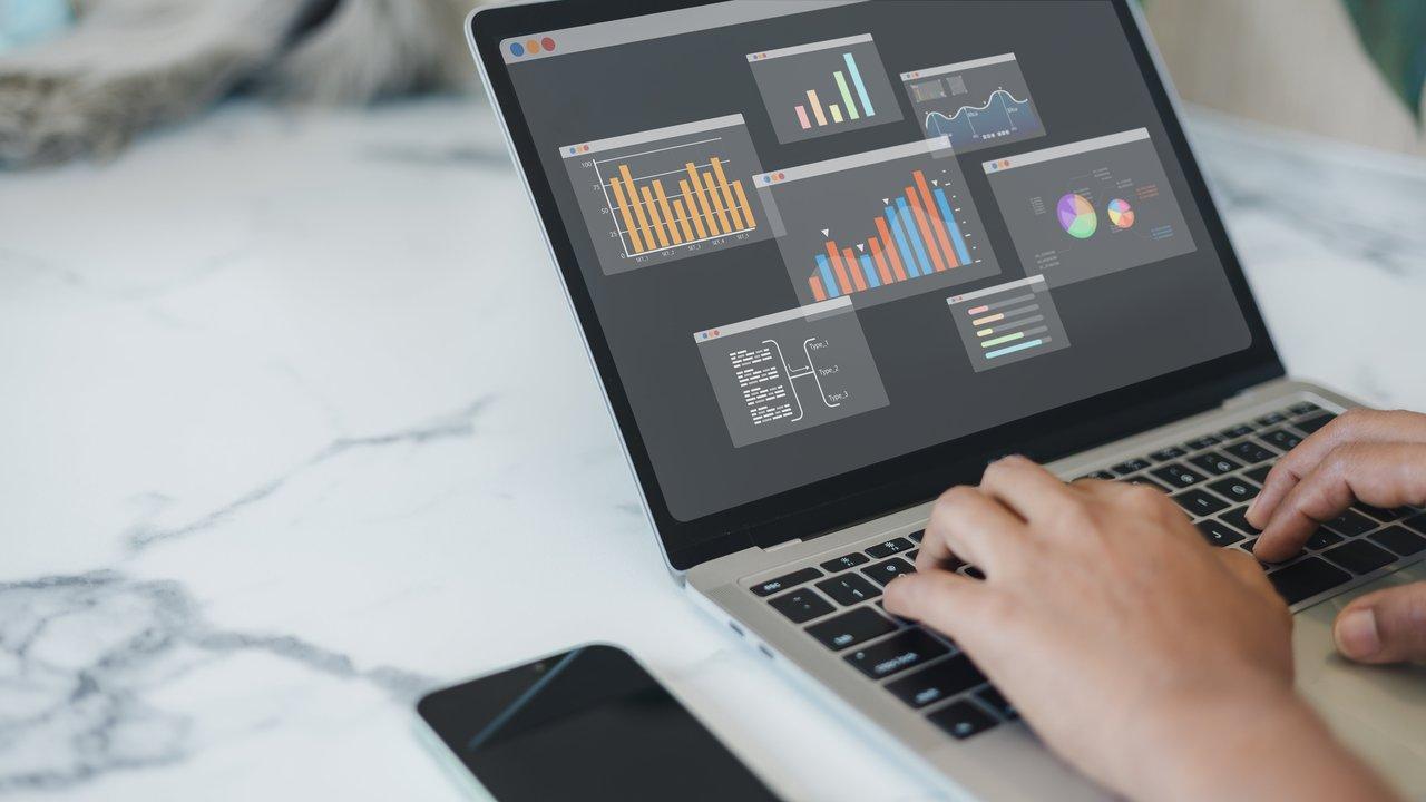 Tableau de bord marketing analytics HubSpot affichant indicateurs de campagne et scoring des leads avant l'été 2026.
