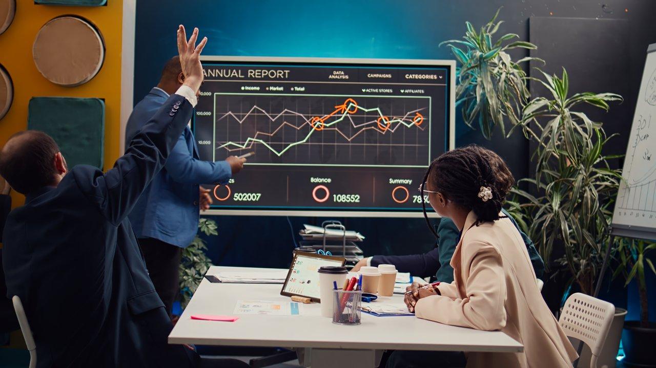 Tableau de bord sales avec alertes de deals bloqués et séquences automatisées sur HubSpot.