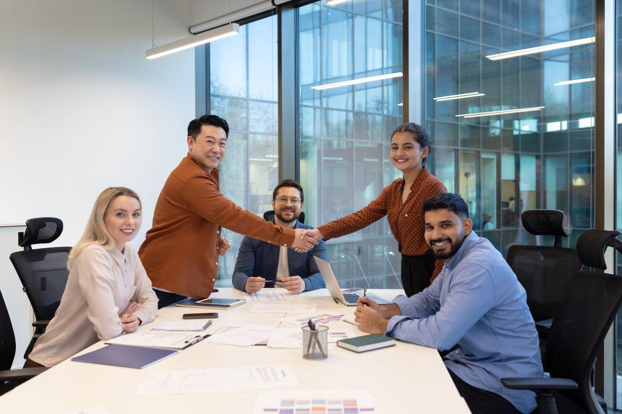 Une équipe commerciale collaborative en espace moderne, illustrant la réussite grâce à une excellente sales team collaboration.