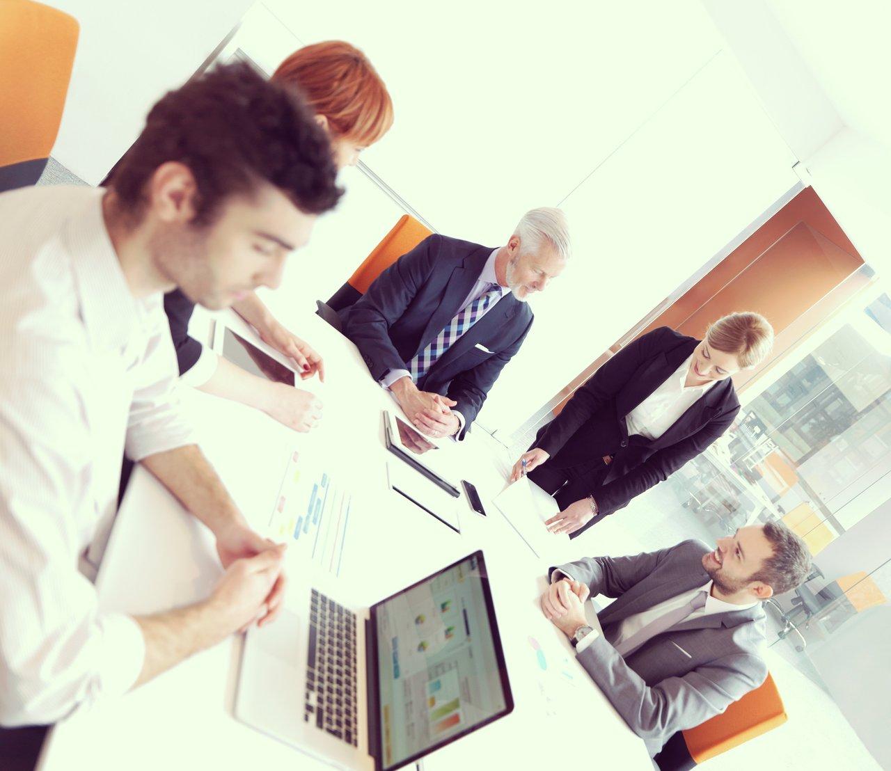 Une réunion dynamique d'une équipe commerciale engagée et collaborative en contexte professionnel.