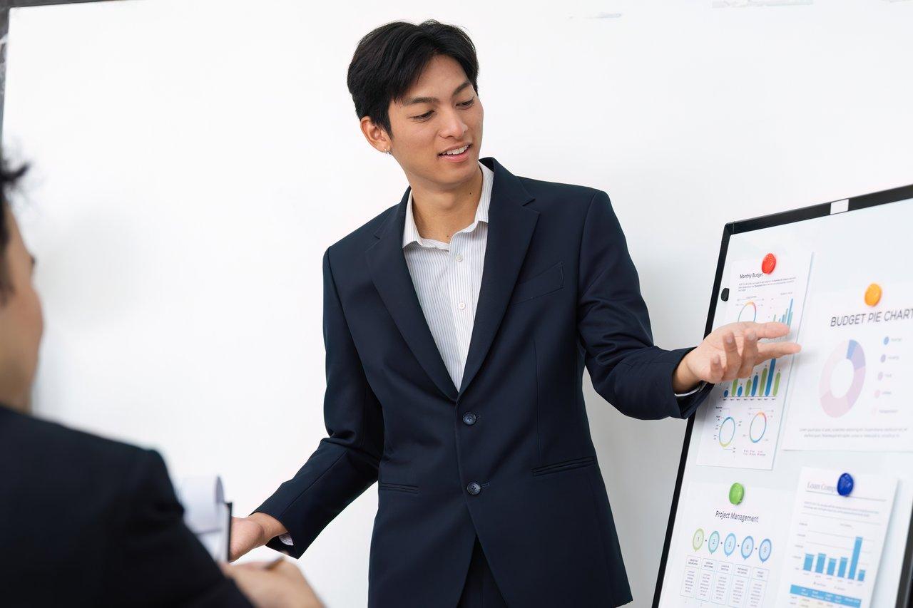 Une session de formation commerciale illustrant une présentation de sales training presentation pour renforcer l’utilisation du CRM en équipe.