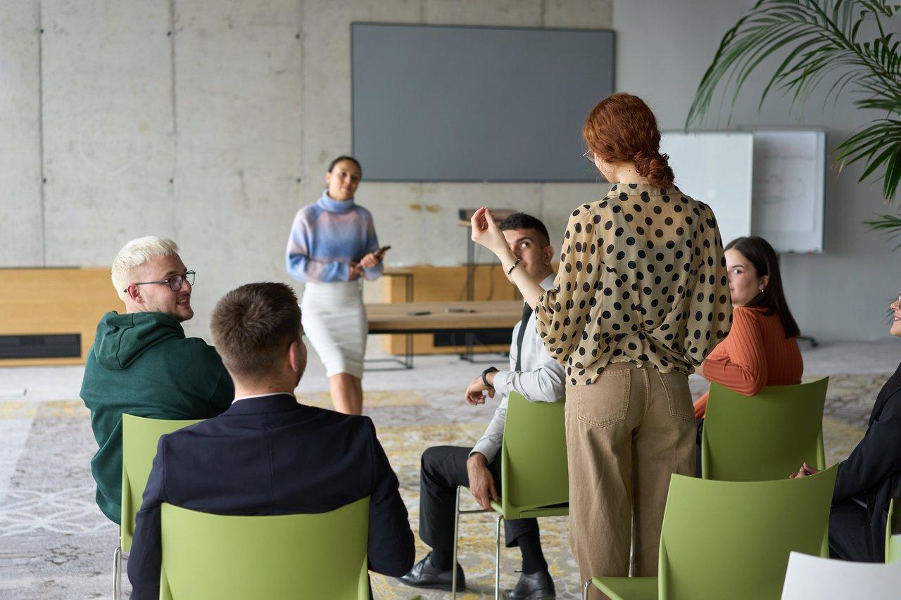 Une session de team training meeting entre professionnels, axée sur les outils technologiques et la collaboration.